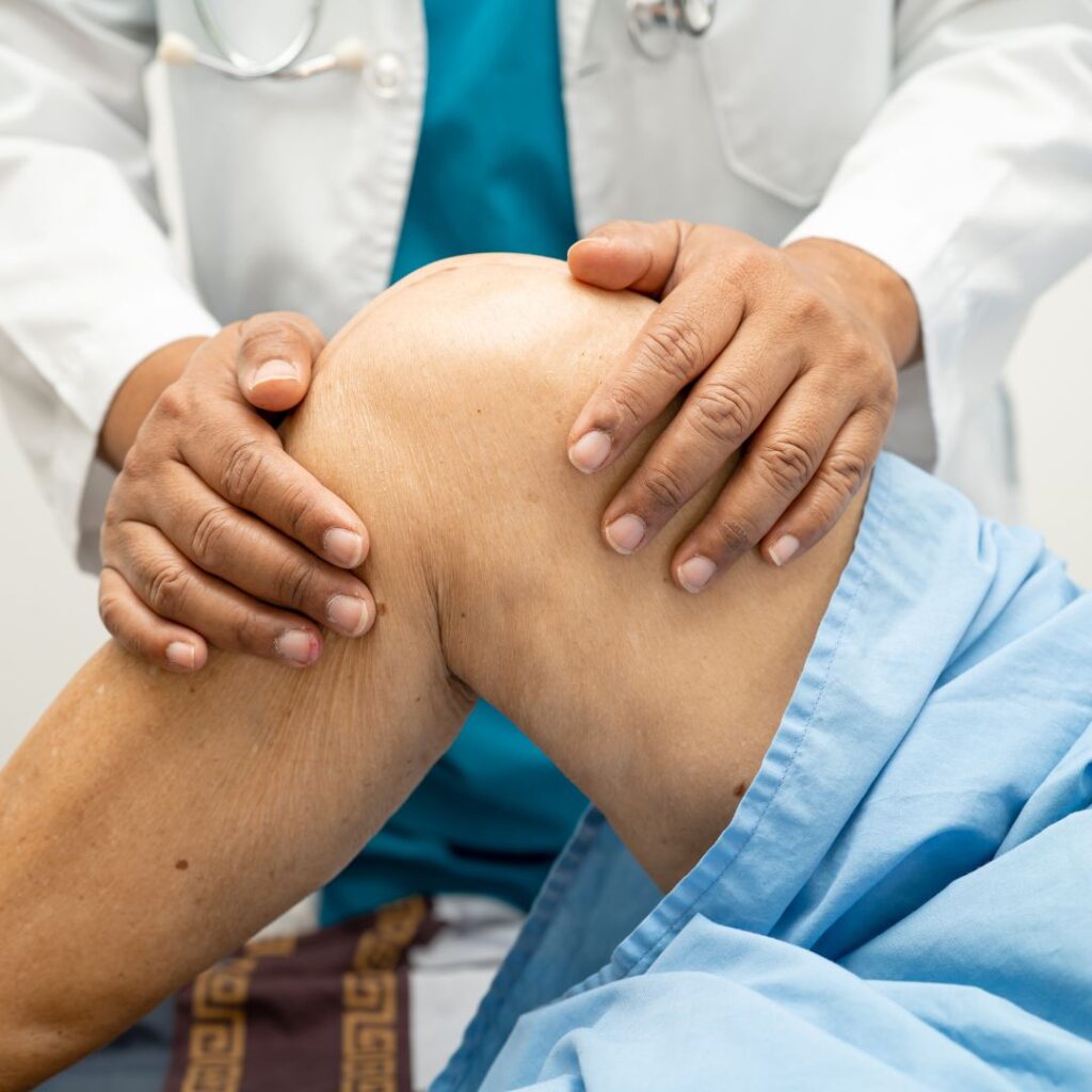 AOI-Signs You Need to See a Knee Replacement Specialist 3 A hurt knee